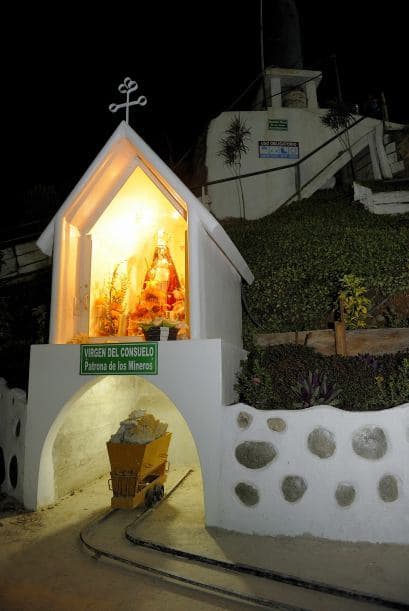 Afirmó que un trabajador salió ileso del accidente y dio aviso de lo ocurrido, aunque no se conoce el estado de los mineros atrapados. Dijo que las operaciones de ayuda con 50 rescatistas se centran en la limpieza del túnel principal y en la posible excavación de un boquete a un costado de las galerías para avanzar hasta donde están los trabajadores.