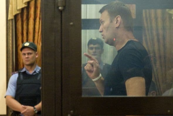 El alcalde en funciones de Moscú, Serguéi Sobianin, se pronunció a favor de que el dirigente opositor Alexéi Navalny se presente a las elecciones al Ayuntamiento de la capital rusa del próximo 8 de septiembre. Navalny decidió retirar su candidatura tras ser condenado la víspera a cinco años de cárcel en un caso de robo de madera y fraude, lo que de hecho le inhabilitaba para tomar parte en unas elecciones. Después de su arresto, condena y posteriores demostraciones en St. Petersburg y otras ciudades rusas, el bloguero fue puesto en libertad en forma inesperada. Al quedar en libertad hasta que se resuelva la apelación de la sentencia, el opositor podría concurrir teóricamente a los citados comicios. Tras abandonar la prisión preventiva de la ciudad de Kírov, unos 900 kilómetros al este de la capital, Navalny señaló que tomara una decisión cuando vuelva a casa. Mientras, el veterano opositor liberal, Borís Nemtsov, animó hoy a Navalny a postular su candidatura, "continuar hasta el final y ganar". "Estoy convencido de que si en las elecciones recibe más de un millón de votos, no se atreverán a encerrarlo. La garantía de inmunidad de Navalny depende directamente del apoyo popular", apuntó. Navalny, bloguero anticorrupción que sacó a la luz los trapos sucios del partido del Kremlin, era considerado hasta su condena ayer a cinco años de cárcel el dirigente opositor con mayor gancho electoral. Los analistas no creen en una posible victoria de Navalny en las elecciones a la alcaldía, pero consideran que su condena sí puede traerle réditos electorales. Uno de los organizadores en diciembre de 2011 de las mayores protestas antigubernamentales desde la caída de la Unión Soviética, Navalny fue el dirigente más votado cuando la oposición extraparlamentaria decidió crear un consejo coordinador.