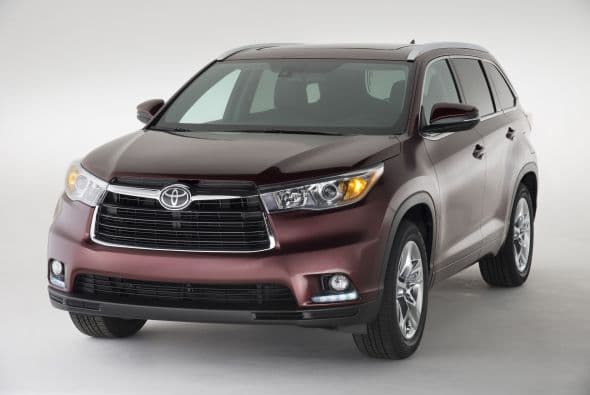 SUVs Medianas: Toyota Highlander 2015- El Highlander 2015 es un producto con un espacioso interior suficiente para acomodar hasta ocho personas. A diferencia de algunos de sus competidores, la tercera fila de asientos brinda más comodidad porque sus butacas son reclinables. Mecánicamente ofrece dos motores, uno de cuatro cilindros con 185 caballos de fuerza y 184 lb-pie de torque y un V6 que desarrolla 270 hp y 248 lb-pie de torque.
