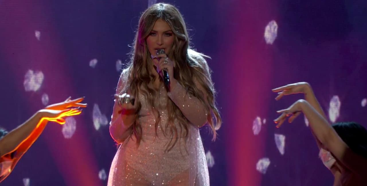 La presentadora venezolana inició la batalla haciendo 'lip sync' con el tema 'Tusa'.