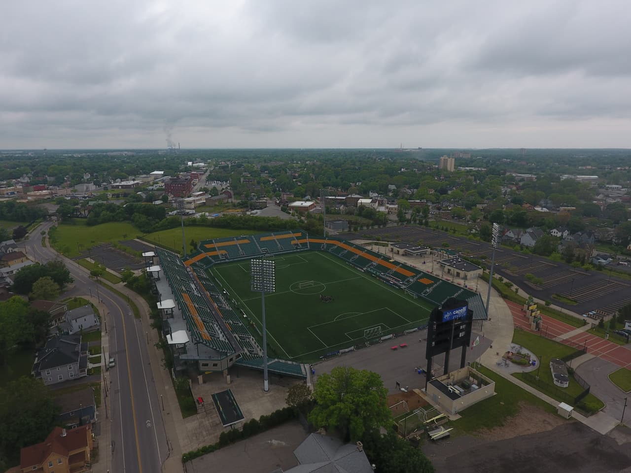 Vista opuesta del estadio, ubicado a las afueras de la ciudad.