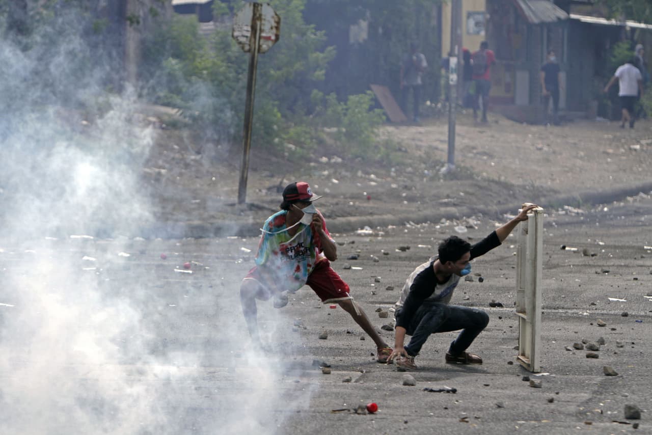 En los últimos días, muchas personas han denunciado la “militarización” del control de las protestas, asegurando que los soldados han sido enviados a reforzar a las fuerzas de policía que se han visto desbordadas. En la fotografía, estudiantes se esconden de balas de goma de agentes antidisturbios.