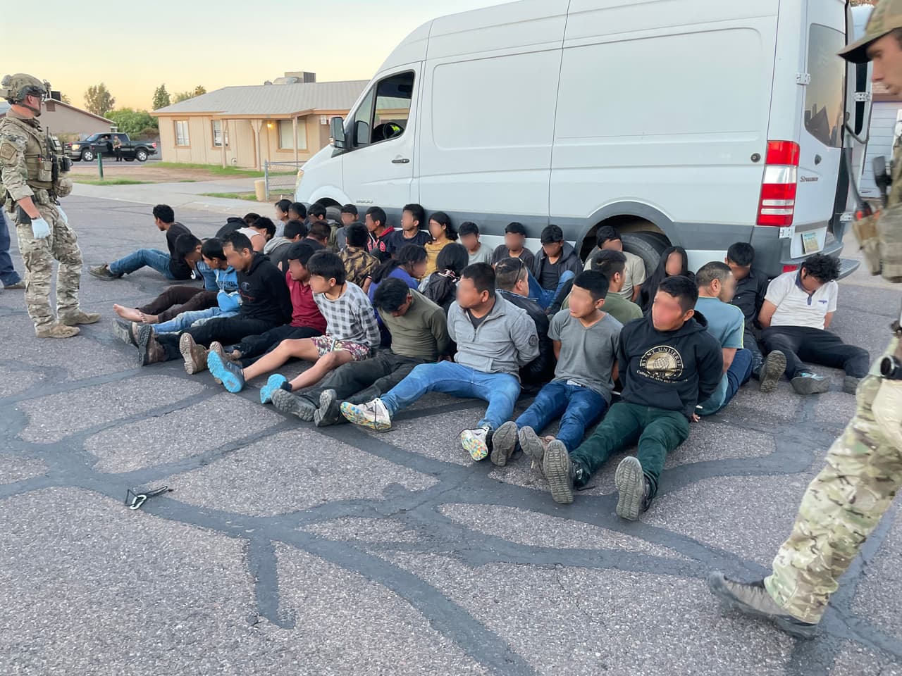Encuentran 46 inmigrantes en una vivienda de Casa Grande, Arizona. La frontera permanece cerrada para el cruce de inmigrantes sin documentos legales y los contrabandistas continúan explotando a las poblaciones vulnerables para obtener ganancias financieras, aseguró John Modlin, jefe del sector Tucson.