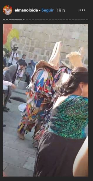 De esta manera, los recién casados recorrieron las calles hasta llegar al lugar donde continuó el festejo.