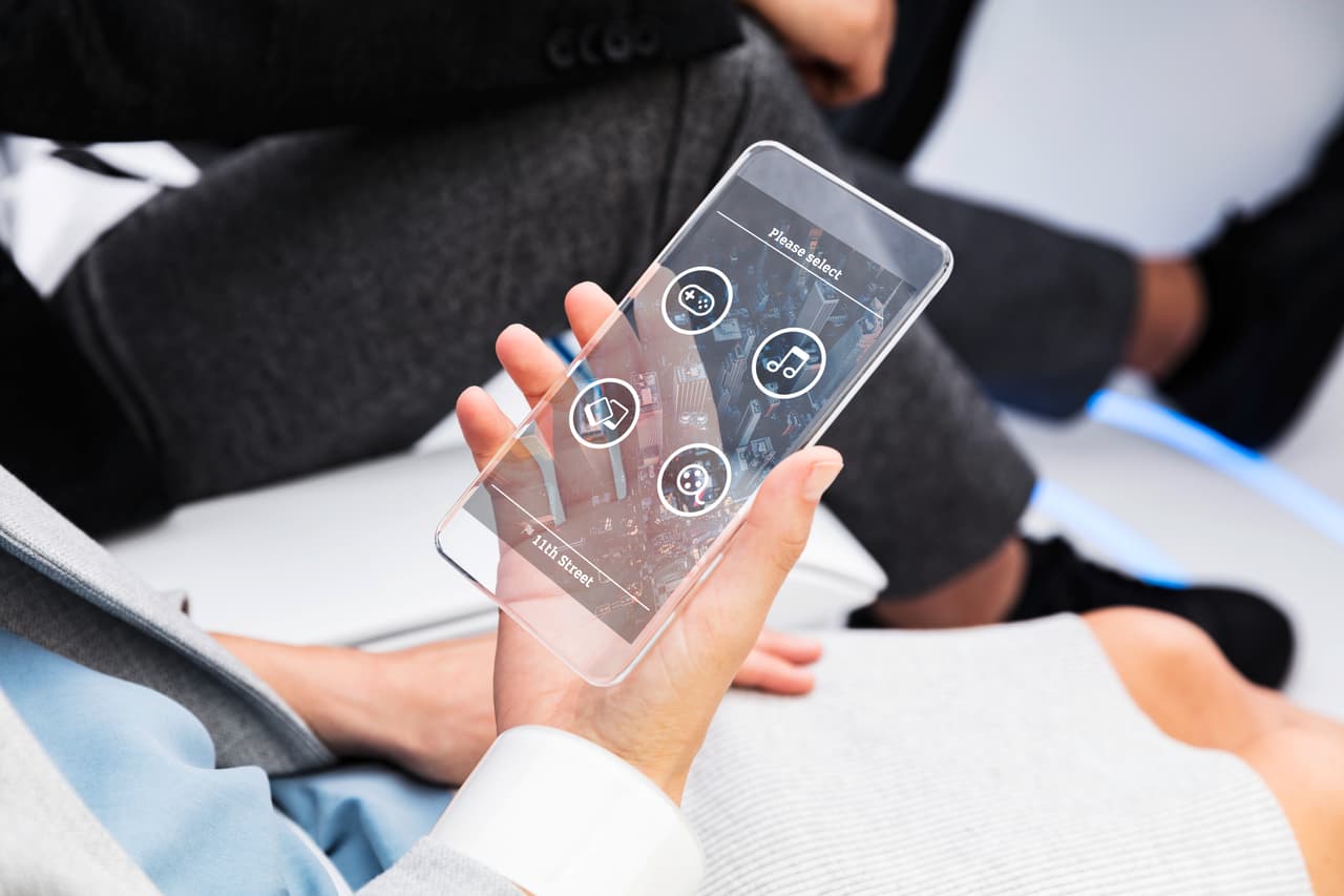 Los clientes del servicio podrán solicitar sus autos a través de una
<b>aplicación móvil</b> en sus
<i>smartphones</i>.