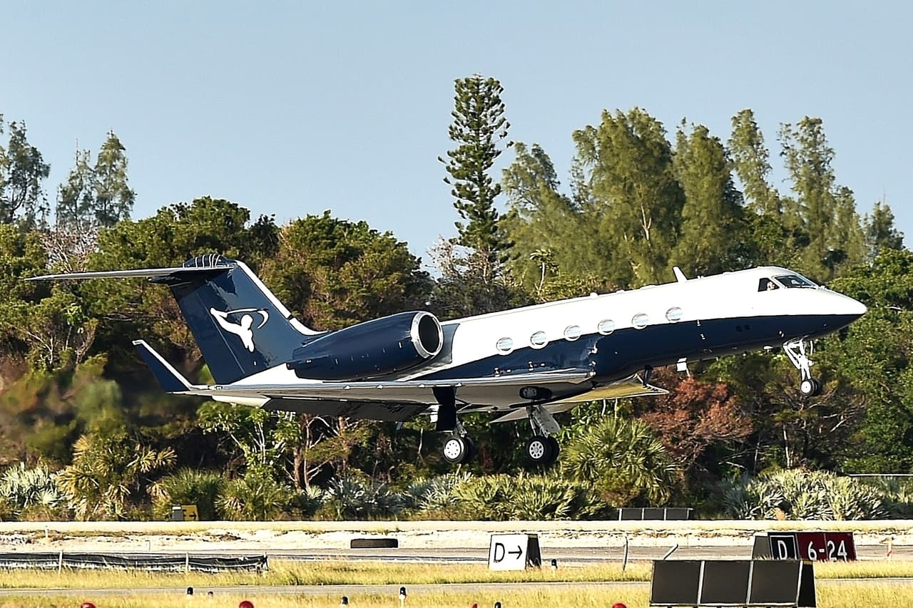 Asimismo, este Gulfstream IV recibió un nuevo y pulido trabajo de pintura totalmente personalizado en su exterior.