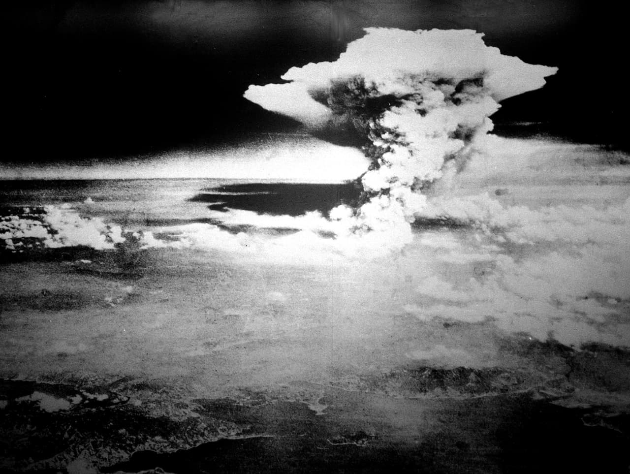 El hongo nueclear que dejó la explosión atómica sobre la ciudad japonesa de Hiroshima el 6 de agosto de 1945, hace exactamente 76 años.
<br>
<br>Fue el primer ataque atómico de la historia, una medida extrema con la que Estados Unidos buscaba impulsar la rendición de Japón y la finalización definitiva de la Segunda Guerra Mundial.
<br>