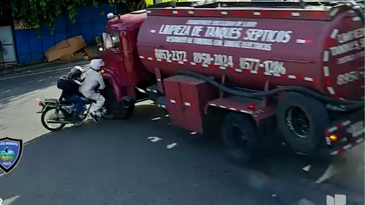 A centímetros de una tragedia mortal: Camión impacta a dos personas en motocicleta en Costa Rica