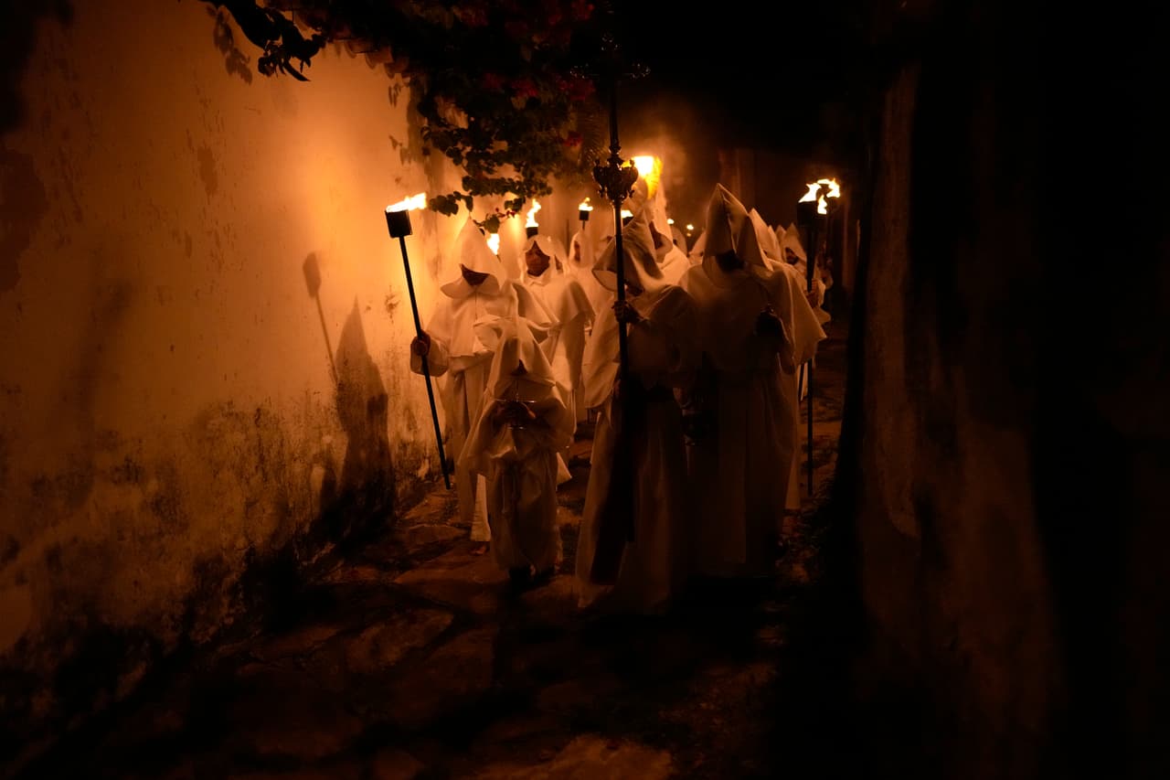 Penitentes participan en la Procesión de las Almas durante la Semana Santa en Goiás, Brasil, el jueves 17 de abril de 2025.