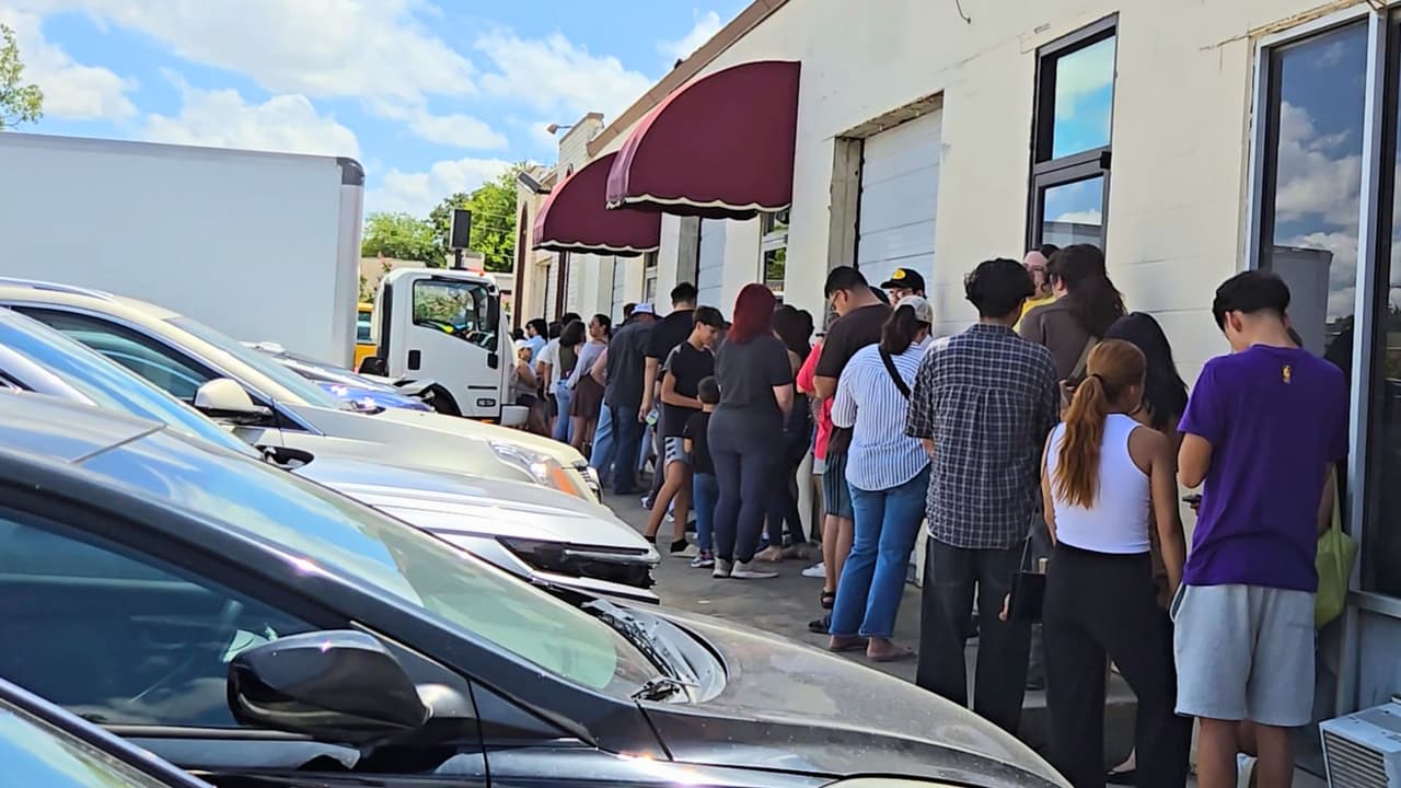 Largas filas de personas rodean la panadería de Laura y esperan horas para poder entrar.