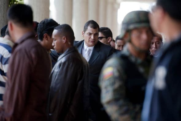 Tras sufrir la agresión, que incluyó la explosión de una bomba de gas lacrimógeno cerca de su cabeza, Correa fue evacuado a un hospital policial cercano, en donde permaneció confinado durante horas hasta que militares tomaron por asalto la instalación y en medio de un profuso tiroteo contra policías, lo liberaron.