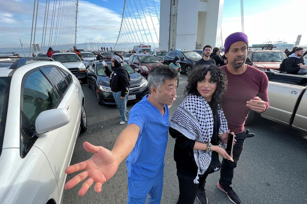 La protesta en el Bay Bridge durante la cumbre APEC en San Francisco paralizó por completo el tráfico en el puente. Los conductores se encontraron con largas demoras y obstáculos para avanzar, lo que generó frustración y molestia. La situación puso de manifiesto la importancia de mantener el flujo normal de vehículos y garantizar la movilidad de los ciudadanos.