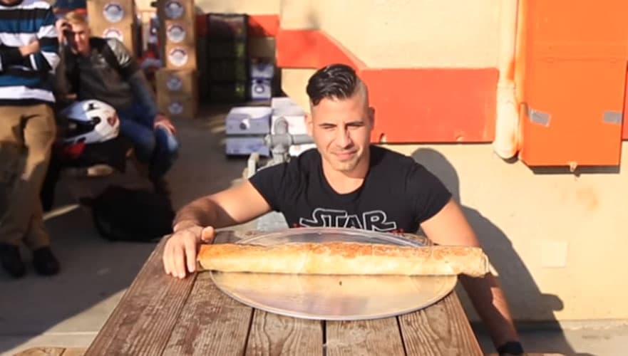 Así devora el gigantesco burrito 'Anaconda' un experto en concursos de comida