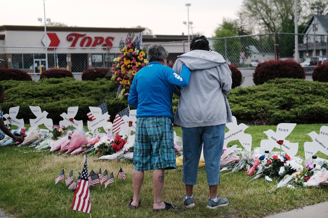 Atacante del tiroteo en Buffalo es acusado de crímenes de odio por la justicia federal
