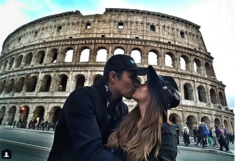 Del mismo modo que hacen viajes a destinos que ofrecen turismo de aventura o relajación, también visitan sitios con gran riqueza cultural. Aquí, en el Coliseo de Roma.