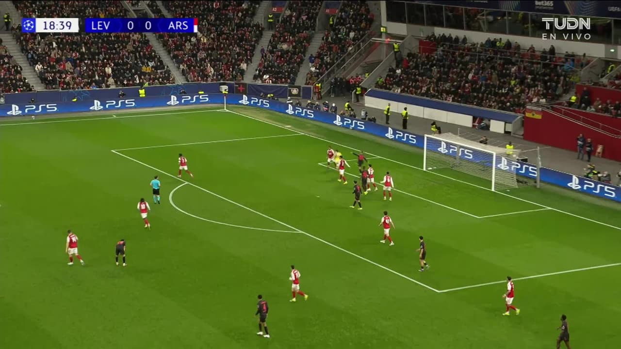 ¡CERCA! Gabriel Martinelli disparó que se estrella en el poste.