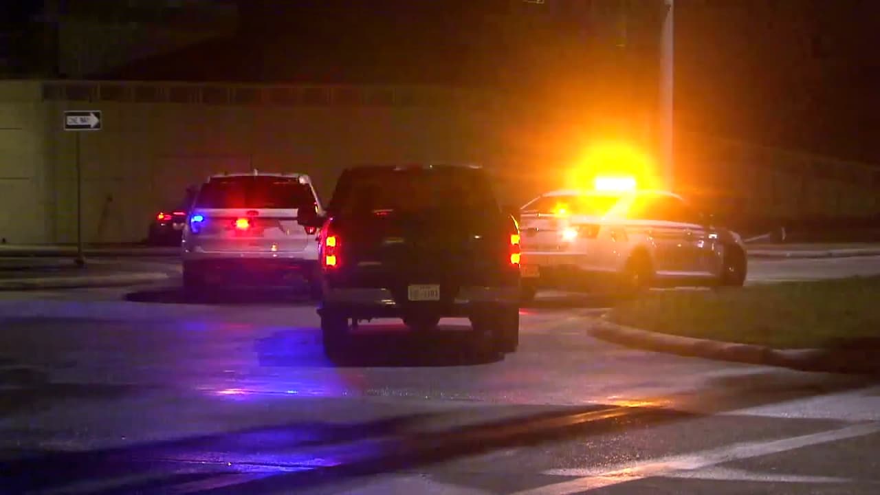 En el automóvil conducido por un adolescente, de 17 años, viajaban 3 menores más, dos chicas, de 13 años, y un joven, de 18 años, que murió en la escena, 
<b><a href="https://twitter.com/SheriffEd_HCSO/status/1477616216743288834?ref_src=twsrc%5Etfw%7Ctwcamp%5Etweetembed%7Ctwterm%5E1477639292189085703%7Ctwgr%5E%7Ctwcon%5Es3_&ref_url=https%3A%2F%2Fabc13.com%2Fdeadly-teen-crash-driving-while-intoxicated-spring-grand-parkway%2F11417280%2F" target="_blank">indicó el sheriff </a></b>del condado Harris, Ed González.