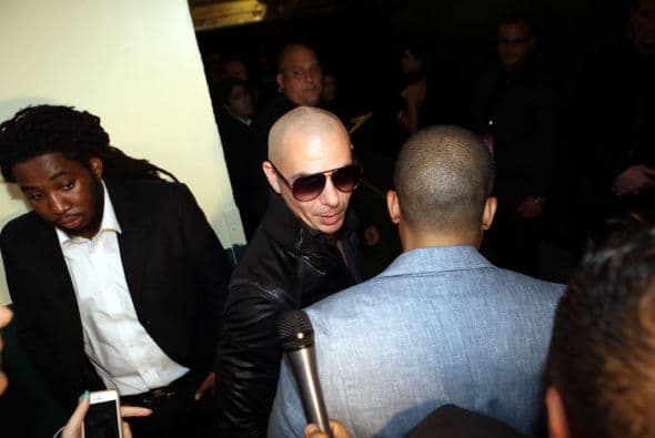 En tanto, Pitbull seguía saludando a todos.