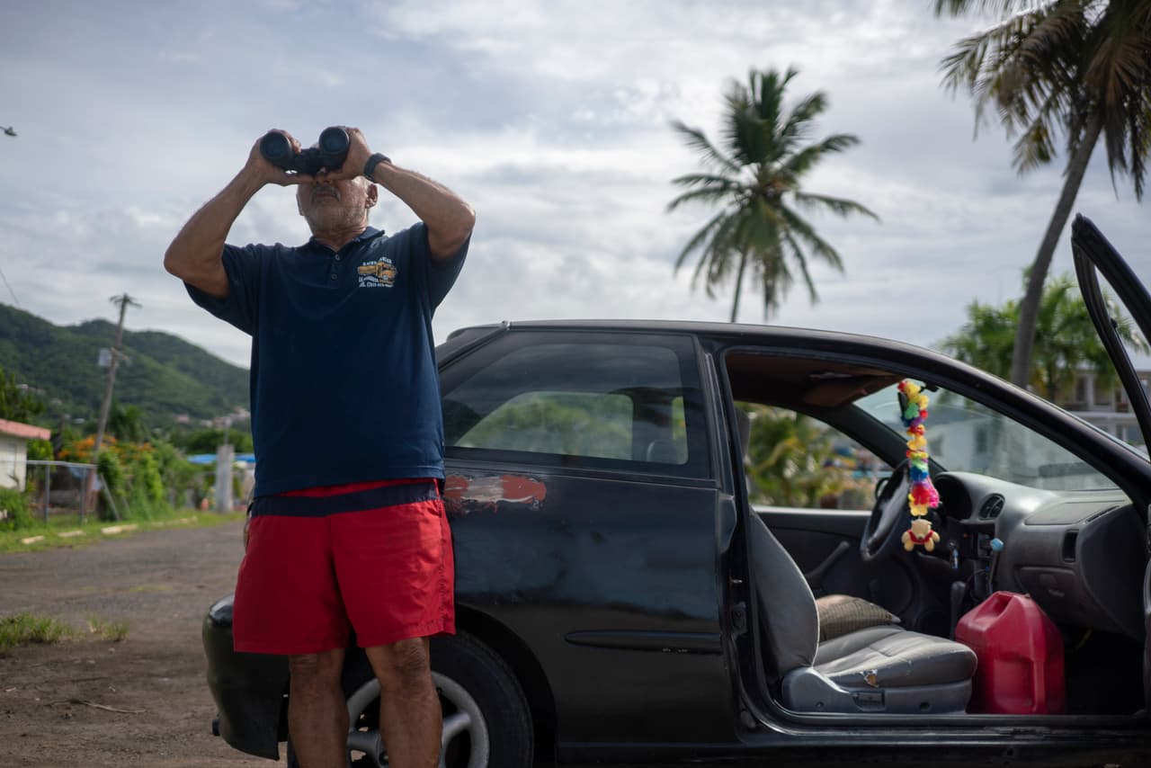 Algunos residentes se han acercado a la costa en Patillas, al sur de la isla, horas antes de la llegada del huracán. El presidente Donald Trump declaró la emergencia el martes en la noche y ordenó la entrega de asistencia federal a las autoridades locales.