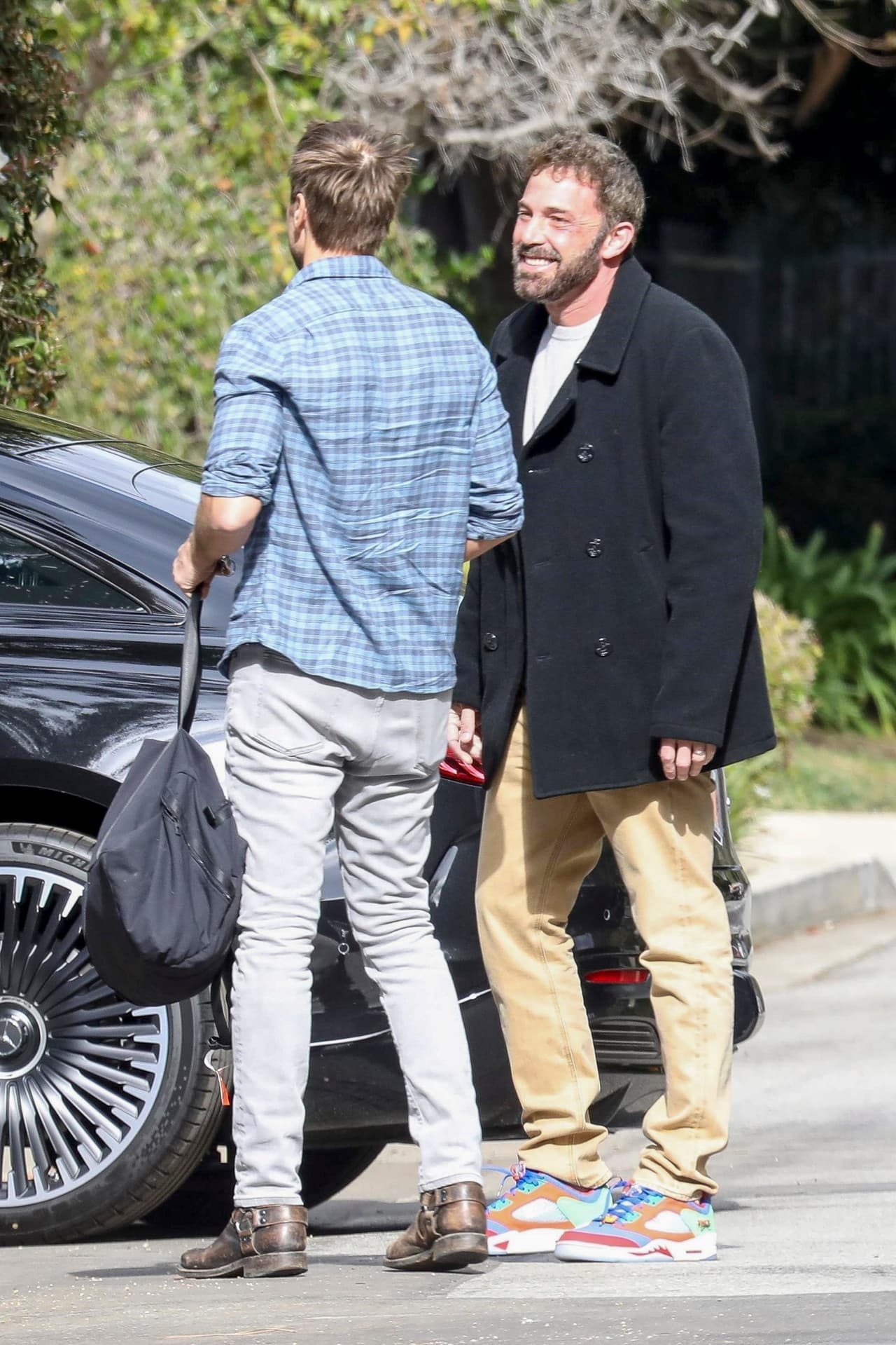 Como es costumbre, el esposo de JLo vestía un look casual durante esta visita a su ex. Pantalones color beige, playera blanca, tenis coloridos y un abrigo negro.