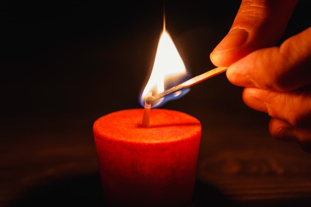 Prende las tres velas y, con mucha fe, pide en voz alta: "Esta Navidad, atraigo paz, amor y bendiciones a todos mis seres queridos".