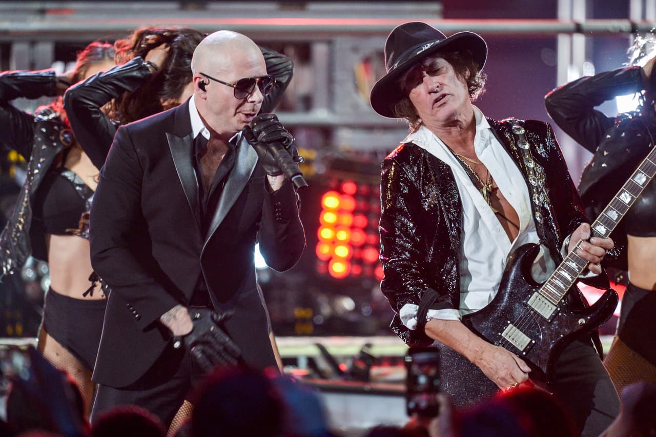 Mr. Worldwide subió al escenario con la leyenda de la música Joe Perry, guitarrista principal de Aerosmith.