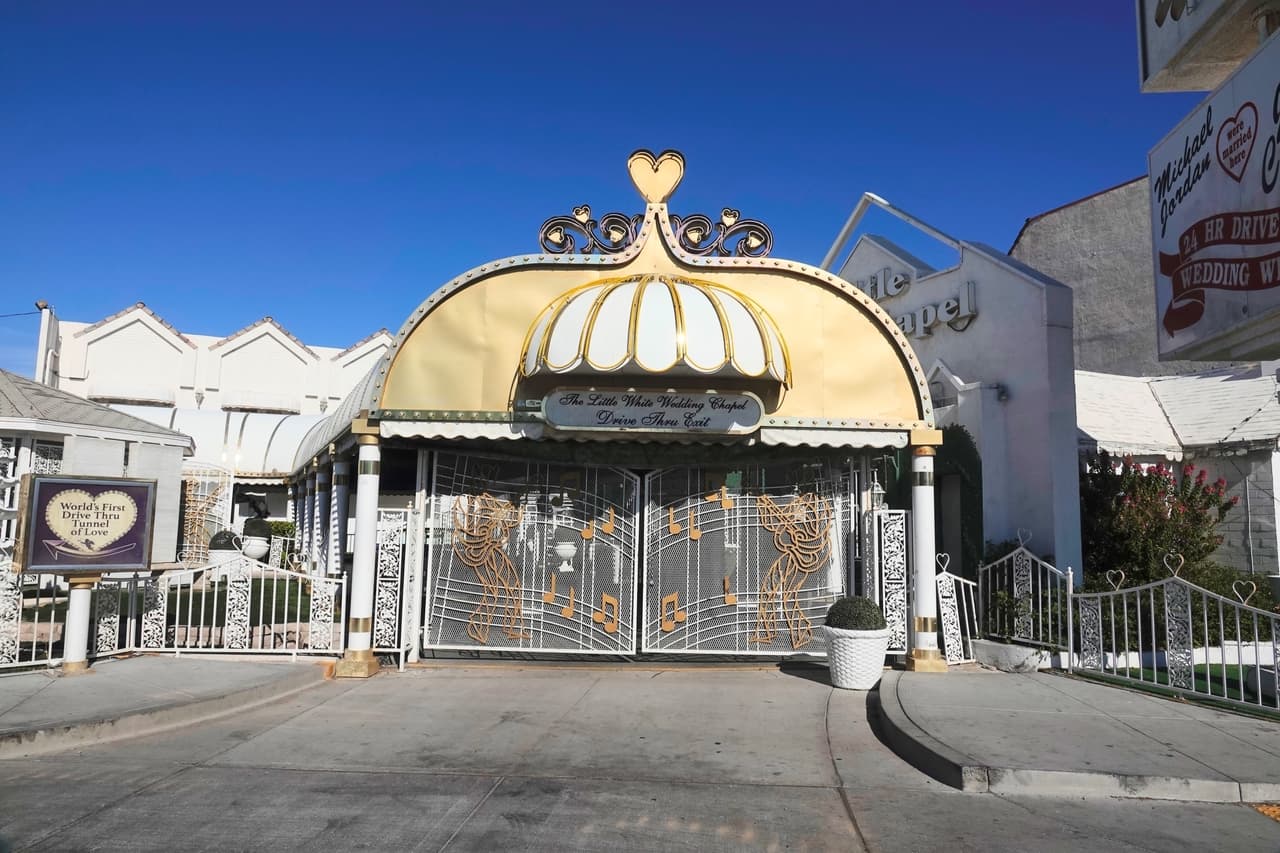 Se inauguró en la década de 1950 y 
<b>se han casado ahí unas 800 mil parejas</b>, reseñó el diario británico. 
<br>