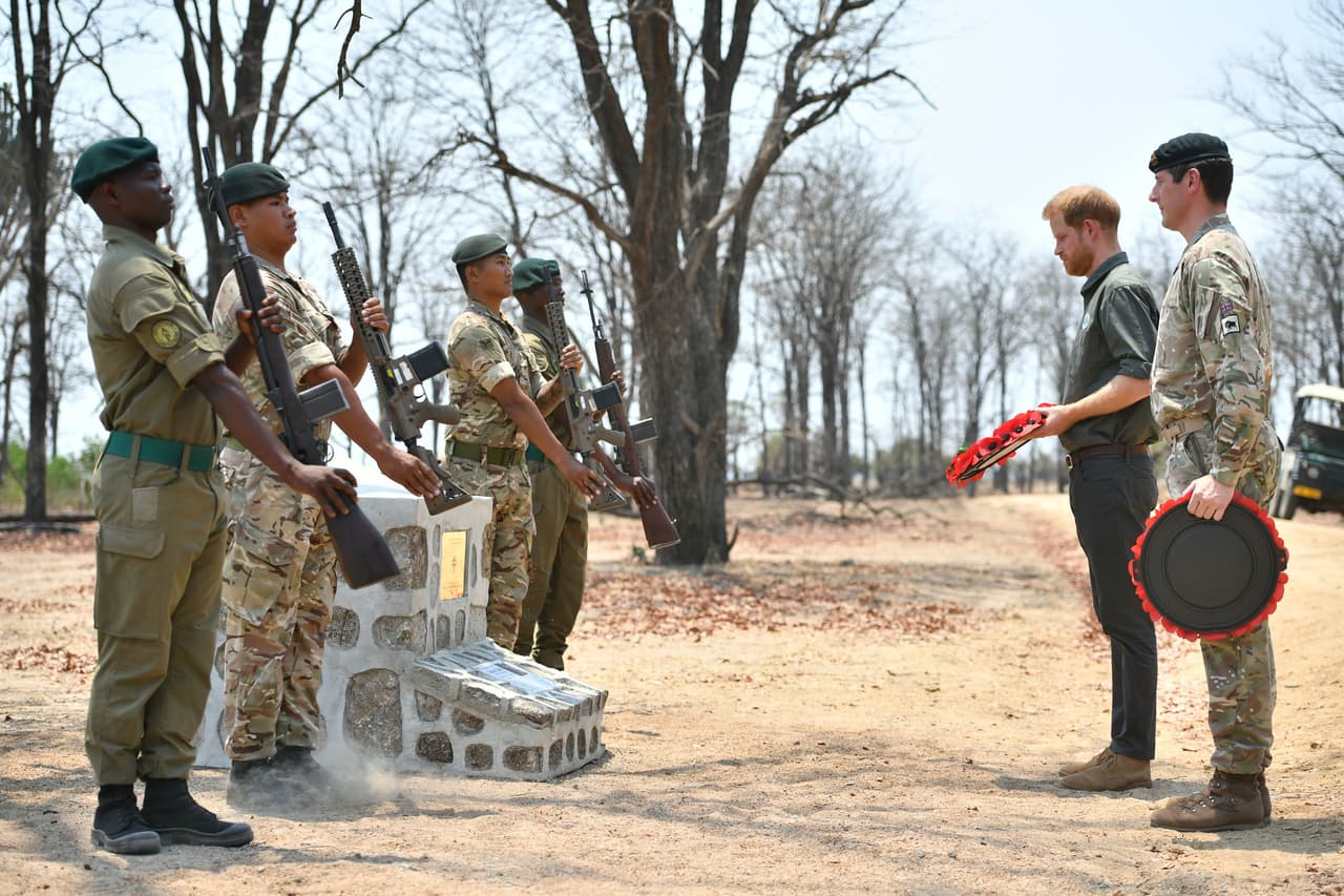 De acuerdo a un reporte del 
<b><a href="https://www.mirror.co.uk/news/uk-news/prince-harry-honours-brit-soldier-20333389" target="_blank">diario Mirror</a></b>, el príncipe Harry también dejó una nota escrita a mano en memoria del guardia: "
<b><a href="https://www.univision.com/famosos/el-principe-harry-desvela-cual-ha-sido-uno-de-los-mayores-honores-de-su-vida-fotos" target="_blank">En agradecido recuerdo del guardia Talbot</a> </b>que hizo el último sacrificio al servicio de su país y la conservación. Descanse en paz", cita el diario.