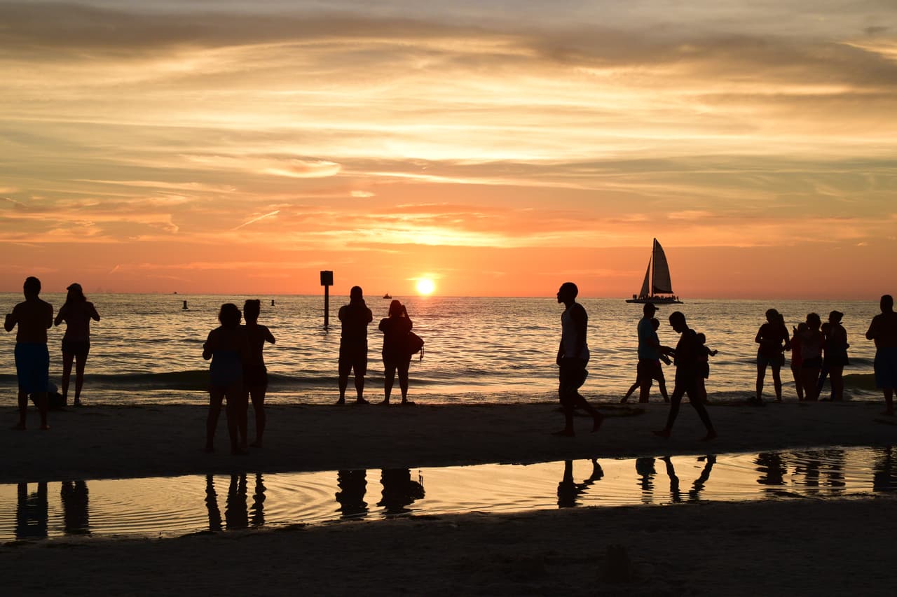 Muchas personas esperan hasta el final del día para disfrutar de los espectaculares atardeceres en la playa de Clearwater Beach, donde la diversión no termina con ellos. Las calles principales frente a la playa ofrecen gran variedad de restaurantes, bares y tiendas para visitar y caminar.