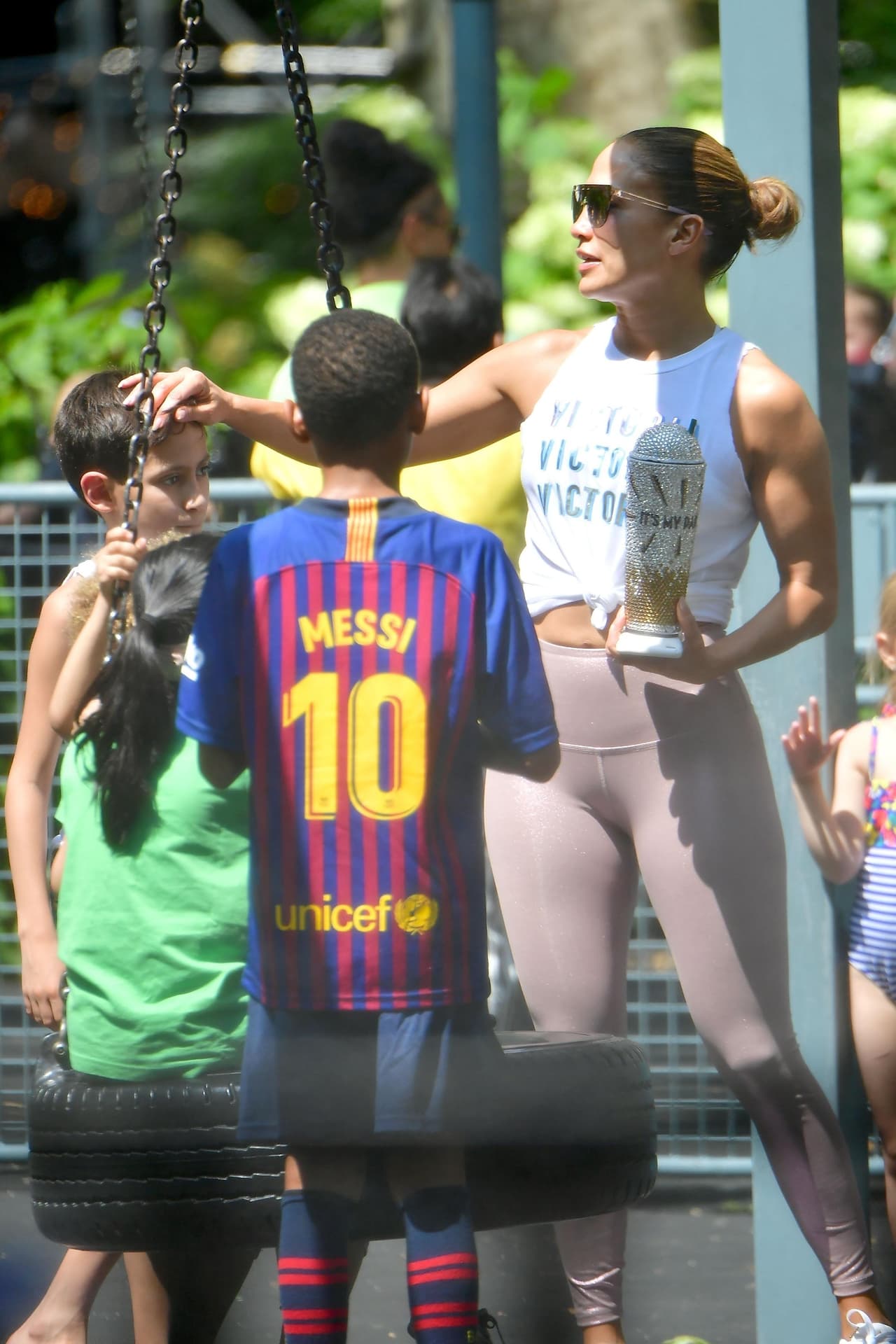 La cantante 
<b>se dio tiempo para llegar a un parque neoyorquino en el que se encontraban sus dos hijos, Emme y Max</b>, quienes son fruto del matrimonio que tuvo con Marc Anthony.
<br>