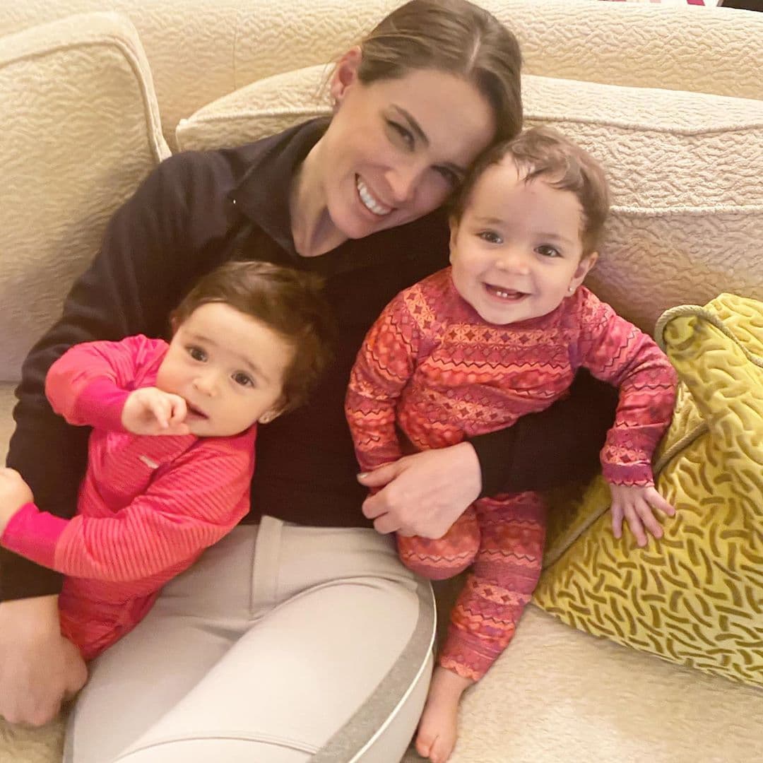 Jacqueline Bracamontes está de fiesta, pues el pasado viernes 20 de diciembre sus hijas Paula y Emilia cumplieron un año de edad.
