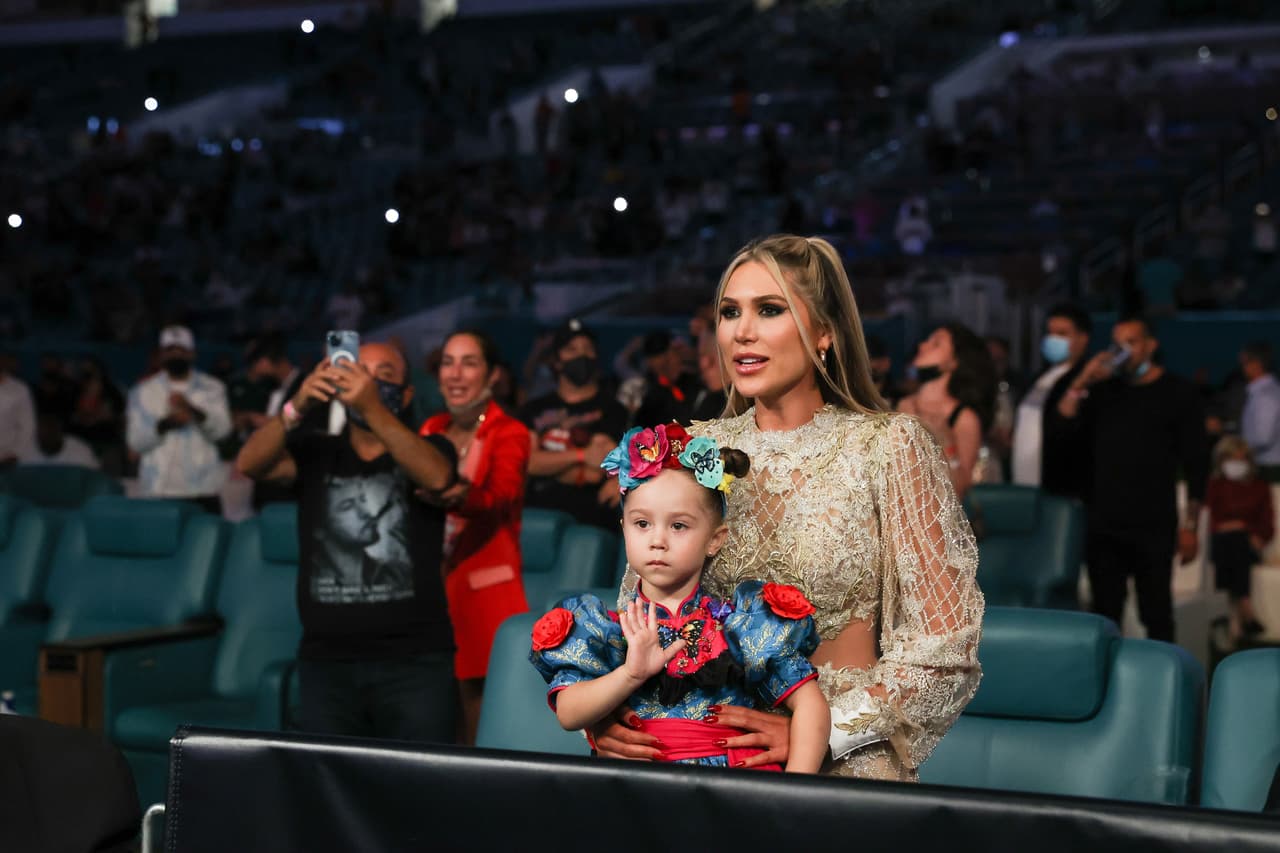 Los primeros episodios, el mexicano castigaba ligeramente a Yildirim. Canelo mandó a la lona al turco en el tercer asalto con un tremendo jab de derecha. Yildirim se levantó, pero ya no salió al cuarto asalto. Fue así como Canelo retuvo los cetros de peso supermediano del CMB y AMB.