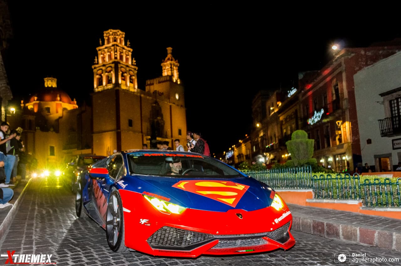Este 
<b>Lamborghini Huracán</b> fue personalizado al estilo de Superman y es una sensación entre todos los asistentes que buscan la mejor foto con el auto, incluso familias completas disfrazadas con el atuendo de este superhéroe acuden a verlo pasar.