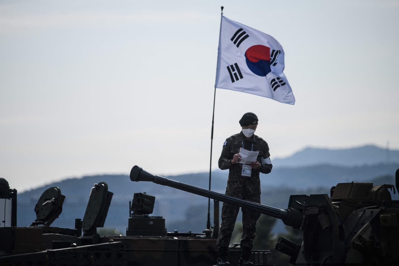 <b>Puesto 6. Corea del Sur</b>
<br>
<br>
<b>Índice de Poder: 0.1261 puntos.</b>
<br>
<br>Población: 51 millones de habitantes.
<br>
<br>Personal militar: 1,130,000 hombres. 555,000 activos y 500,000 reservistas.
<br>
<br>Fuerza aérea: 1,595 aeronaves. 402 aviones caza y 739 helicópteros.
<br>
<br>Fuerzas Terrestres: 2,624 tanques, 13,990 vehículos armados y 574 lanzacohetes.
<br>
<br>Fuerzas navales: 234 naves. 0 portaaviones, 12 destructores y 22 submarinos.
<br>
<br>Presupuesto anual de defensa: 46,320 millones de dólares.
<br>