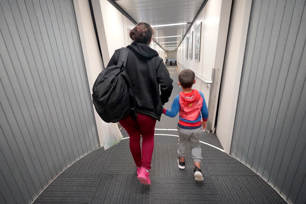 ¿Qué documentos necesita si sus hijos viajan sin su compañía fuera de EEUU en Spring Break?