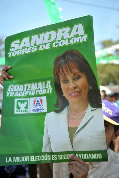 Torres, de 52 años, afirmó hace unos días que "el amor por Guatemala" y la petición de más de un millón de pobres para que compita en las elecciones de septiembre la llevaron a pedir de mutuo acuerdo con el gobernante socialdemócrata, el divorico que fue aprobado este viernes por la justicia.