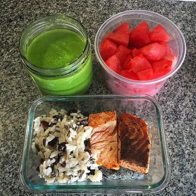 Lo cierto es que se ve delicioso ¿no creen? Salmón, arroz, crema de calabaza y sandía picada.