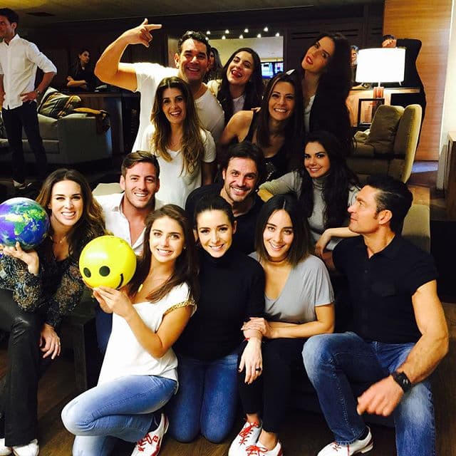 Aunque como iba con un suéter negro su pancita apenas se notaba.