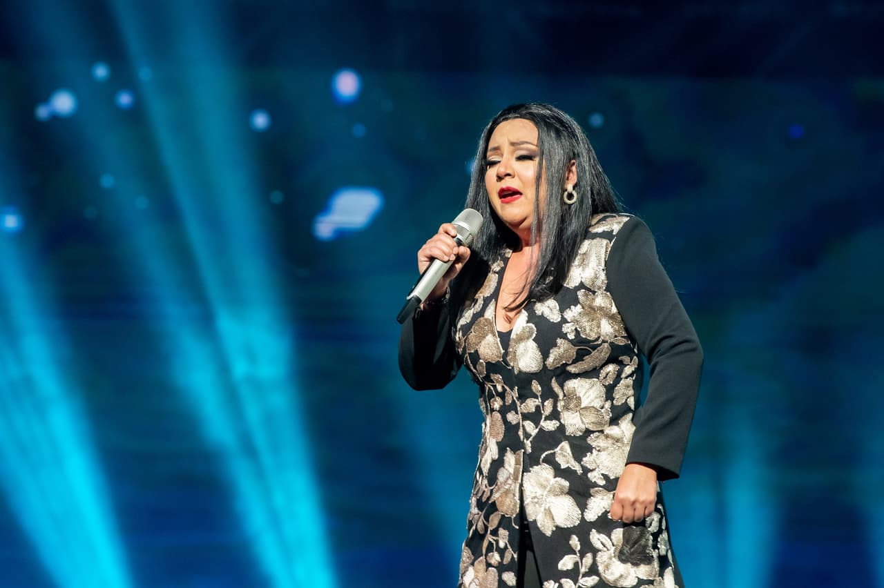 Durante el duelo a muerte Verónica Linares tuvo una doble transformación pues además de caracterizarse como Rocío Dúrcal también apareció como Ana Gabriel.