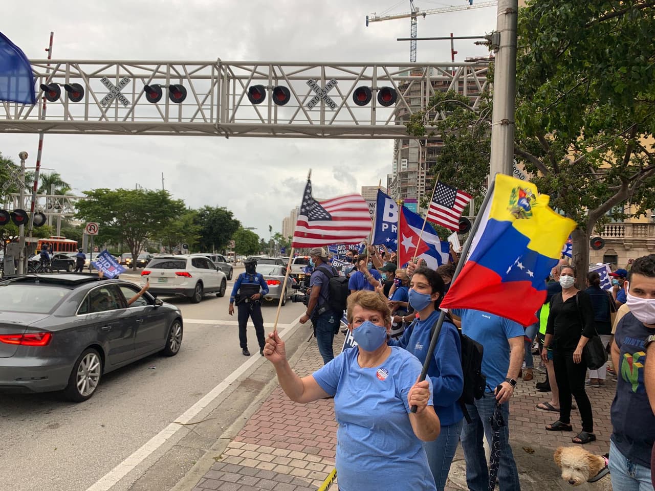 También se vieron banderas de los países de donde nacieron algunos de sus electores, antes de emigrar a los Estados Unidos.