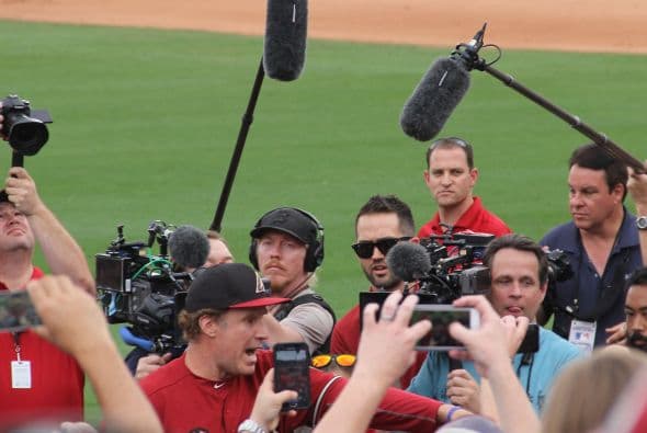 ¡El famoso comediante Will Ferrell se lució jugando con 10 equipos diferentes de la MLB  en cinco partidos del Spring Training en un solo día! Mientras los fans le hacían porras al comediante, éste les hacía bromas desde la cancha. Su hazaña fue grabada para una producción televisiva que será transmitida por HBO a finales de año.