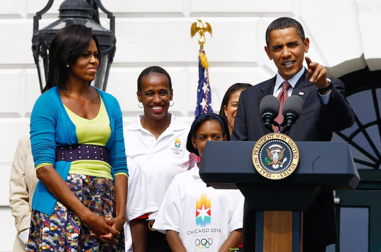 Michelle Obama ha sido responsable de imponer algunas tendencias: llevar los brazos descubiertos en las altas esferas de la política, por ejemplo, también usar cárdigans con cinturones que marcan la línea de la cintura sobre el saco. Así lo mostró insistentemente en 2009 en varias de sus apariciones oficiales.