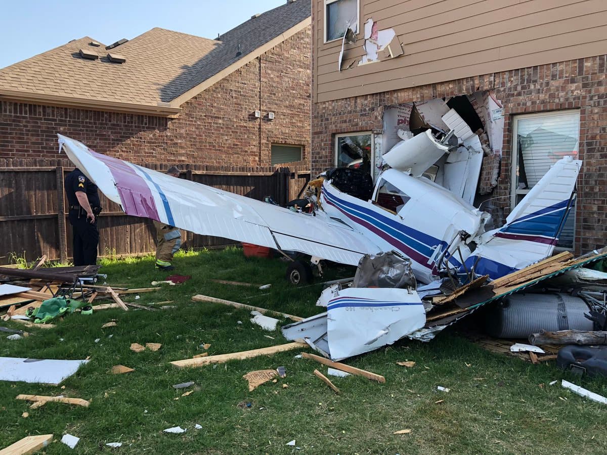 Alerta local: Avión se estrella contra una casa en McKinney
