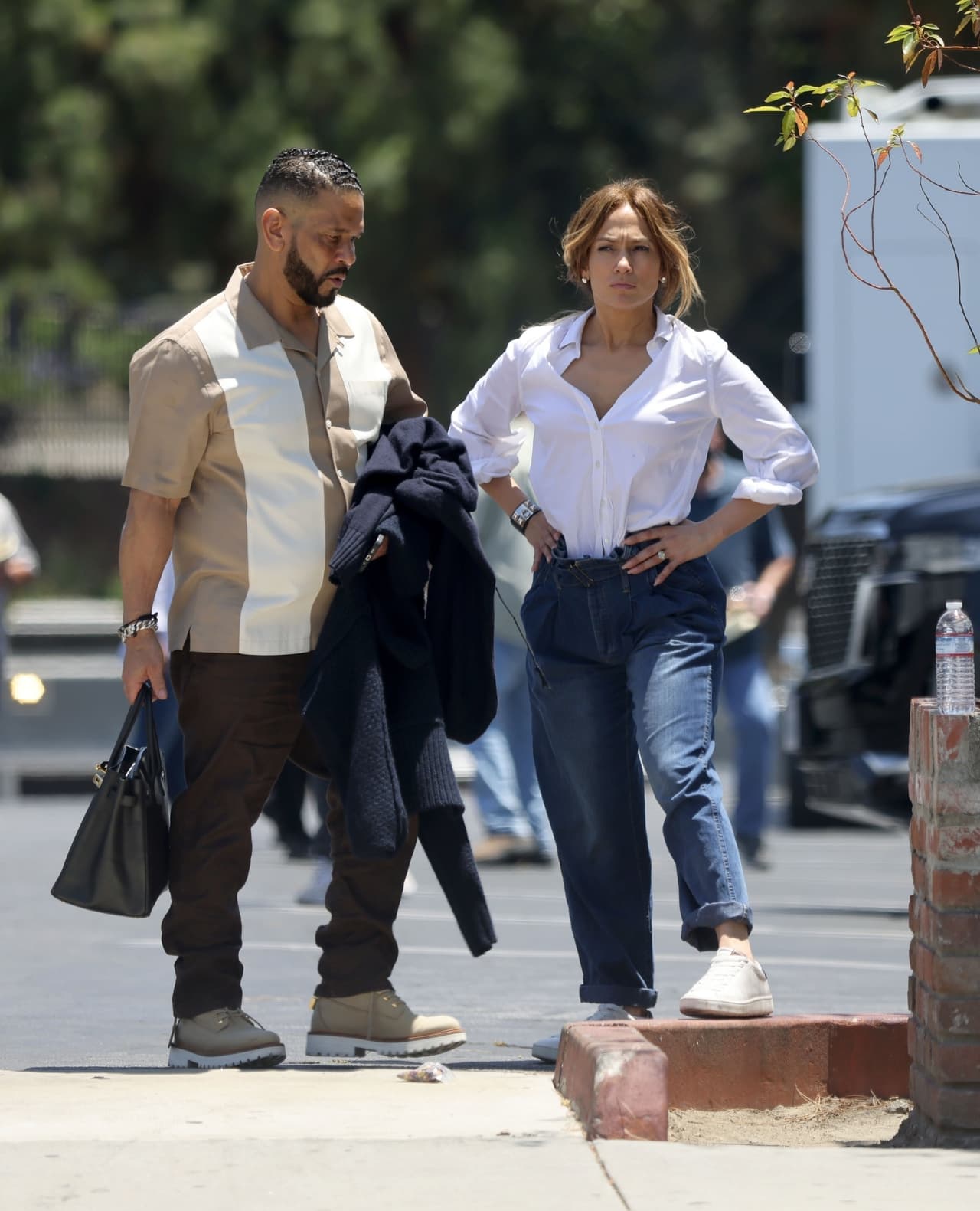 Jennifer López se veía impecable como acostumbra. En esta ocasión eligió un look relajado con jeans oversize y camisa blanca.