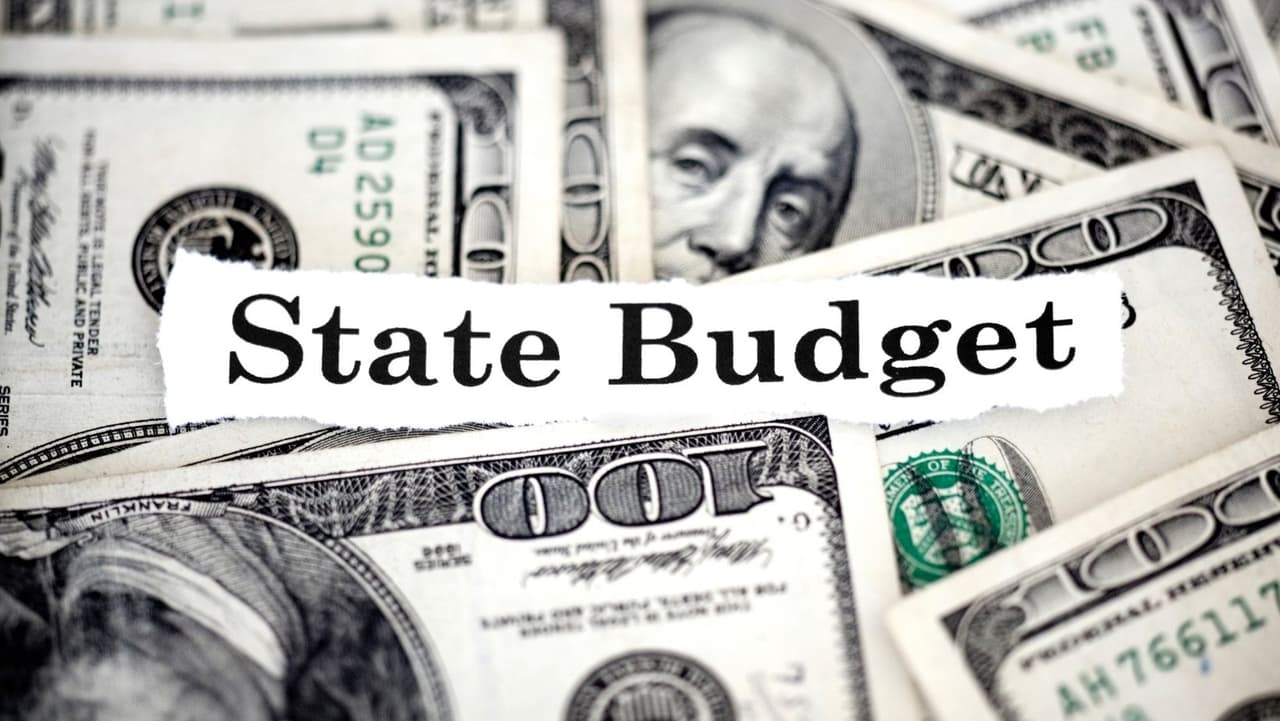 Mientras tanto, los responsables del presupuesto utilizaron
<b>cientos de millones de dólares en transferencias</b> y retrasos en los pagos para equilibrar los libros de este año, lo que significa que necesitarán
<b> nuevas fuentes de efectivo</b>, o más maniobras únicas, para compensar la diferencia el próximo año.