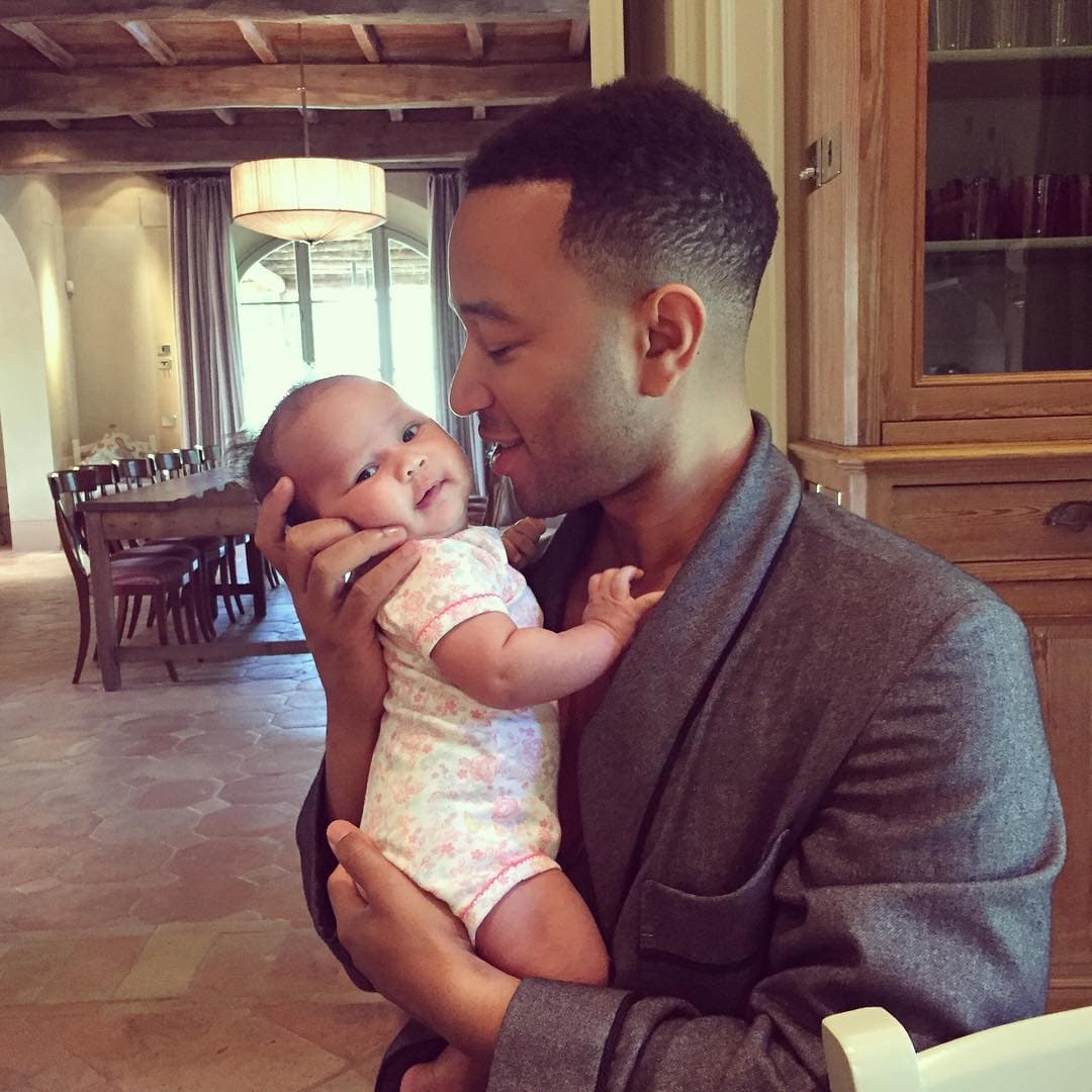 John Legend nos ha robado el corazón con esta foto en la que posa muy tierno con su hija Luna en brazos.