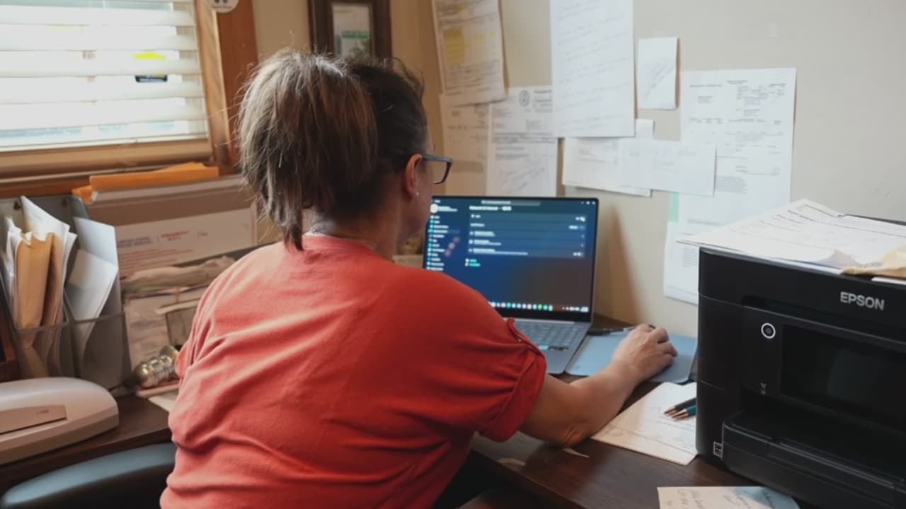 VIDEO: Policía interroga a mujer que le comentó en facebook al alcalde electo de Miami