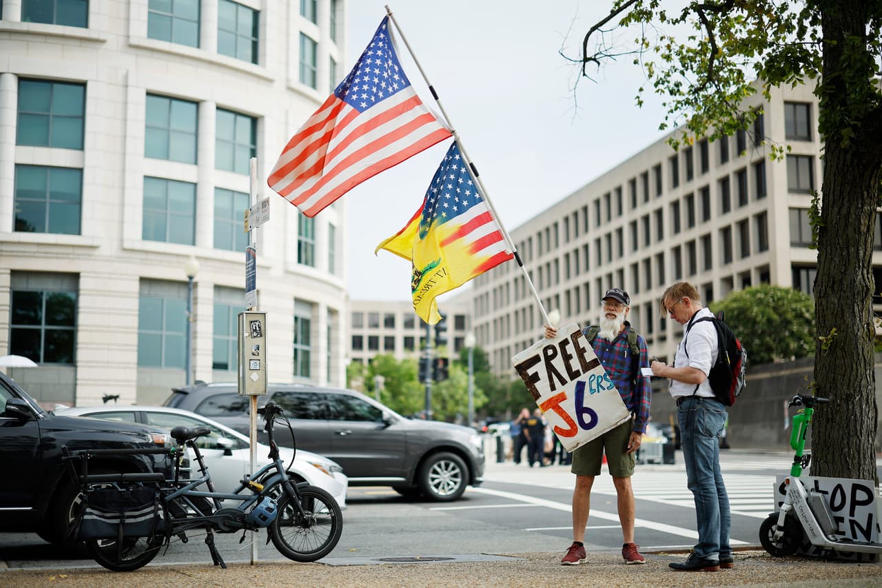 Los fiscales de Georgia están investigando los intentos de Trump y sus aliados de revertir su derrota electoral ante Biden allí en 2020. Se espera que el fiscal de distrito del condado Fulton anuncie una decisión sobre si acusa al expresidente en cuestión de semanas.