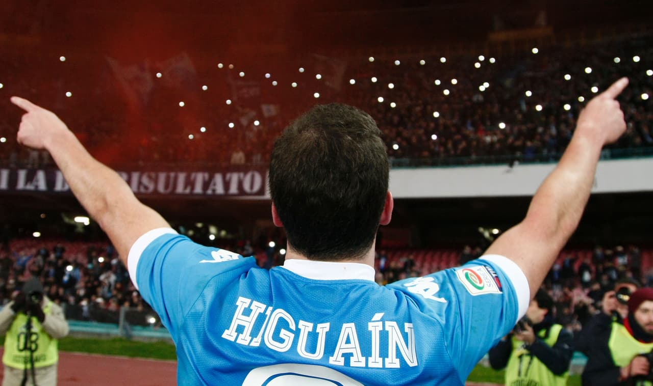 La
<b>claúsula de rescisión es el 'blindaje' de los clubes sobre sus cracks. </b>Suelen alcanzar sumas estratosféricas para evitar que otros se los lleven. El Napoli creía que poniéndole una de 90 millones a Higuaín nadie se lo llevaría.