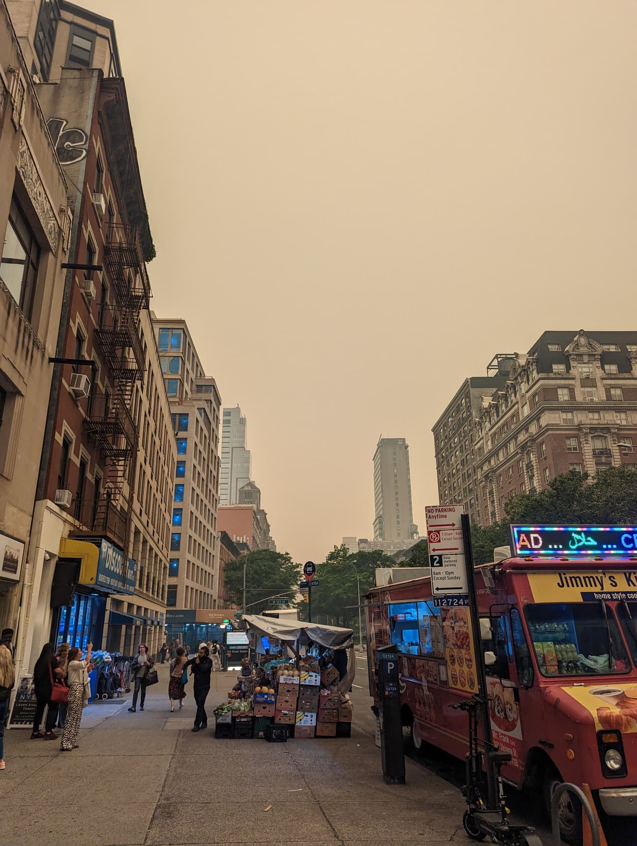 La gobernadora de Nueva York, Kathy Hochul, dijo que era “difícil ignorar" los cielos brumosos el martes, y el alcalde de la Ciudad de Nueva York, Eric Adams, alentó a los residentes a limitar la actividad al aire libre “a la estrictamente necesario”.
